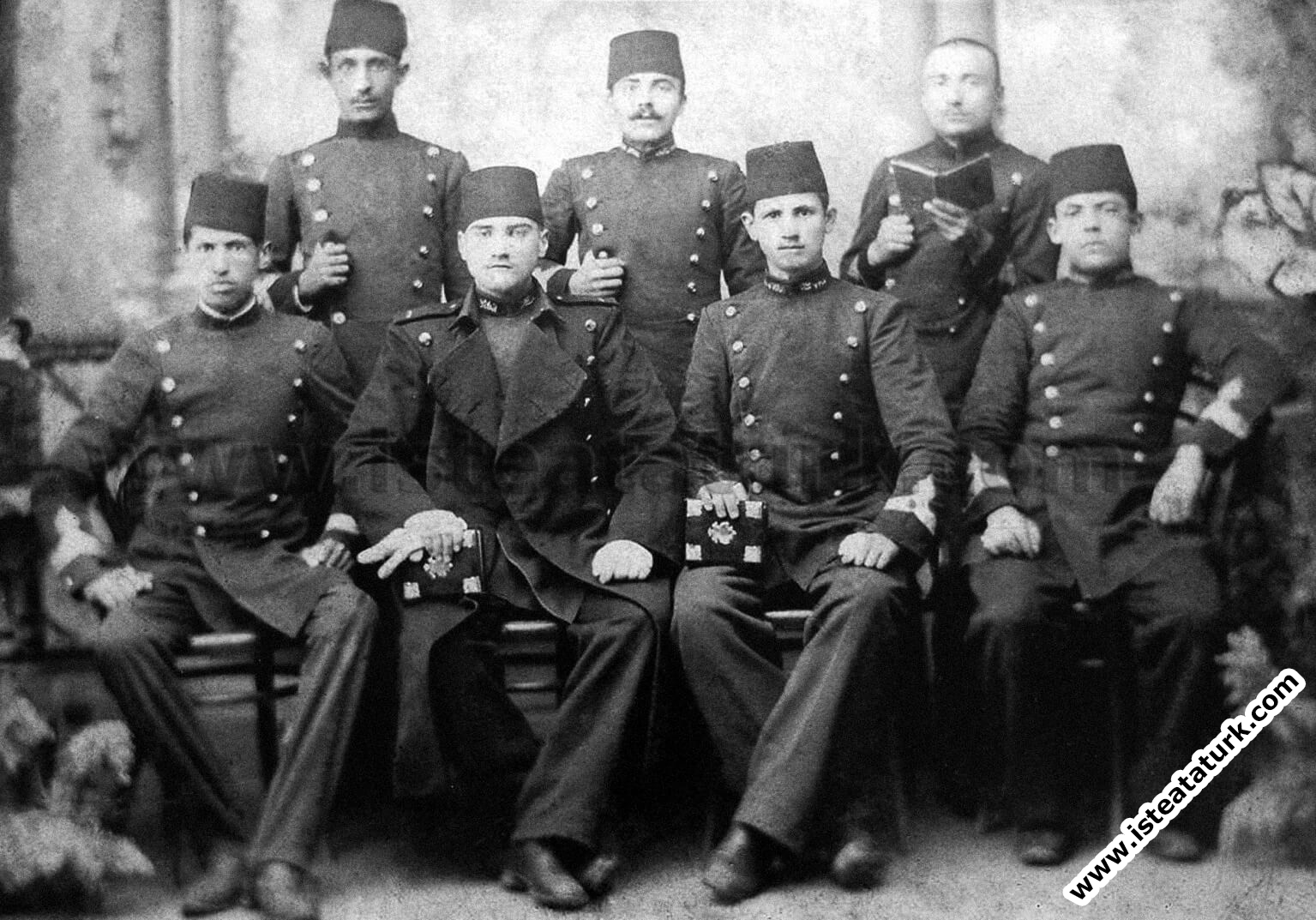 İstanbul Harp Akademisi'nde sınıf arkadaşlarıyla. (1902-1905)