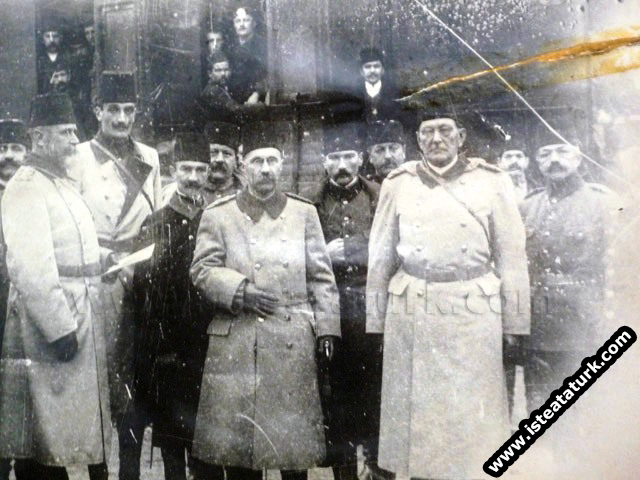 Mustafa Kemal yerli ve yabancı askeri heyetlerle M...