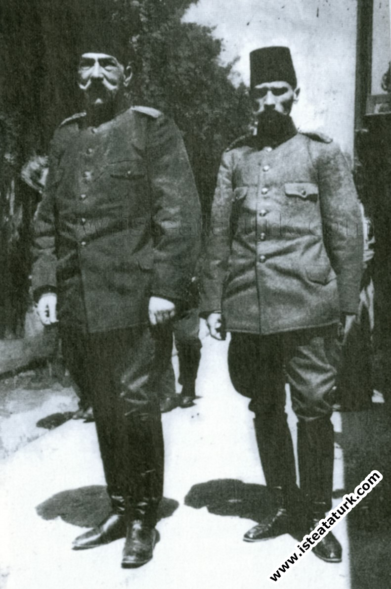 Hareket Ordusu Komutanı Hüseyin Hüsnü Paşa ve Ordunun Kurmay Başkanı Mustafa Kemal. (Nisan 1909)