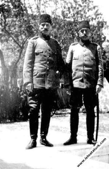 Mustafa Kemal bir subay arkadaşıyla Taksim Kışlası...
