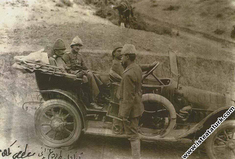 Anafartalar Grubu Komutanı Kıdemli Kurmay Albay Mustafa Kemal, Gelibolu Yarım Adasında. (1915)