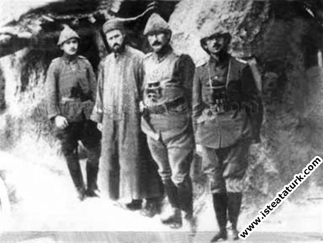 Anafartalar Komutanı Kurmay Albay Mustafa Kemal arkadaşlarıyla birlikte. (1915)