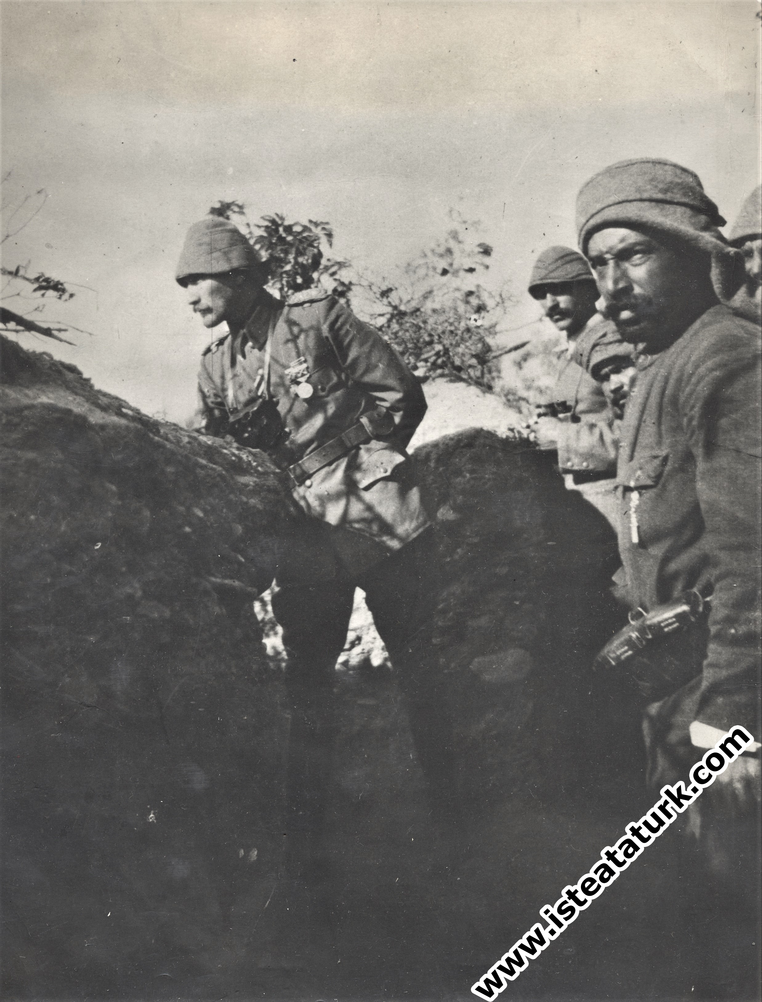 Mustafa Kemal in the front trenches of the Çanakkale Wars. (17.06.1915)