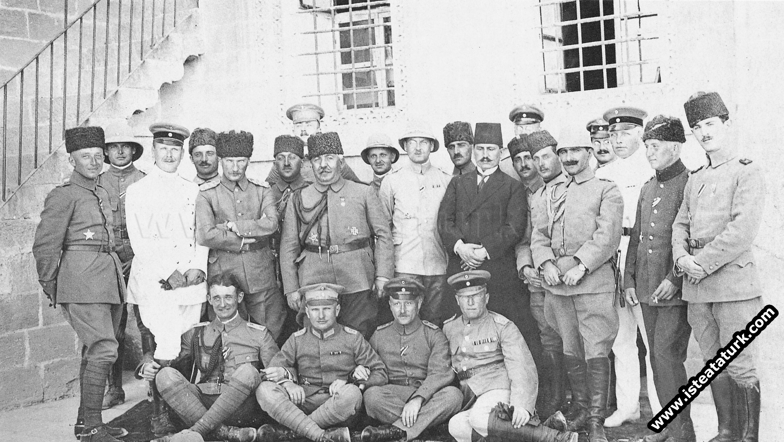 Mustafa Kemal, ve Ahmet İzzet Paşa Alman Karargahı'nda Alman subay arkadaşlarıyla, Mardin'de. (1917)