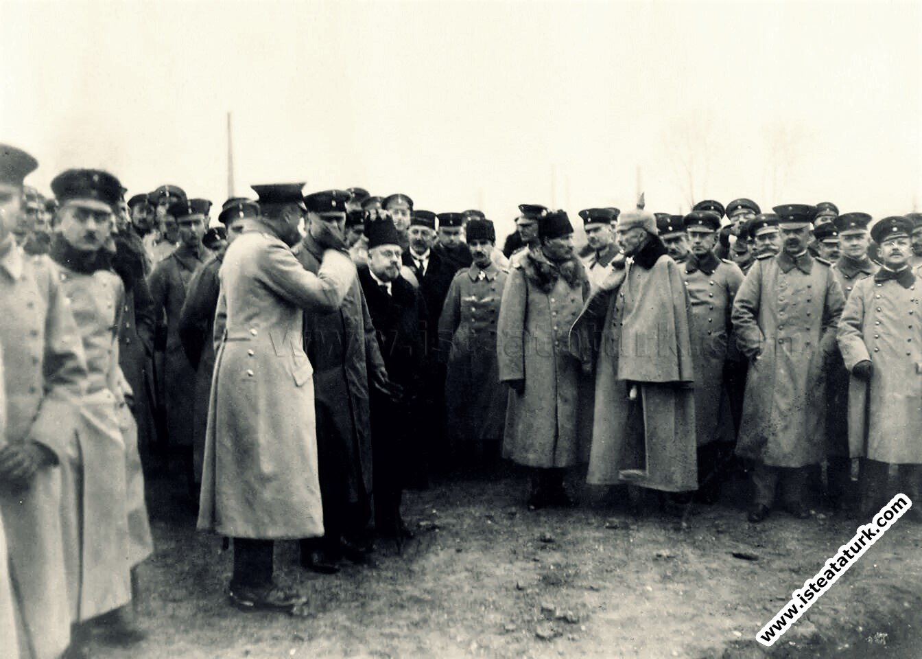 Veliahd Vahdettin'in Almanya seyahatinde yanında o...