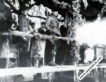 Başkomutan Mustafa Kemal Paşa, Ankara Hipodrom'da,...