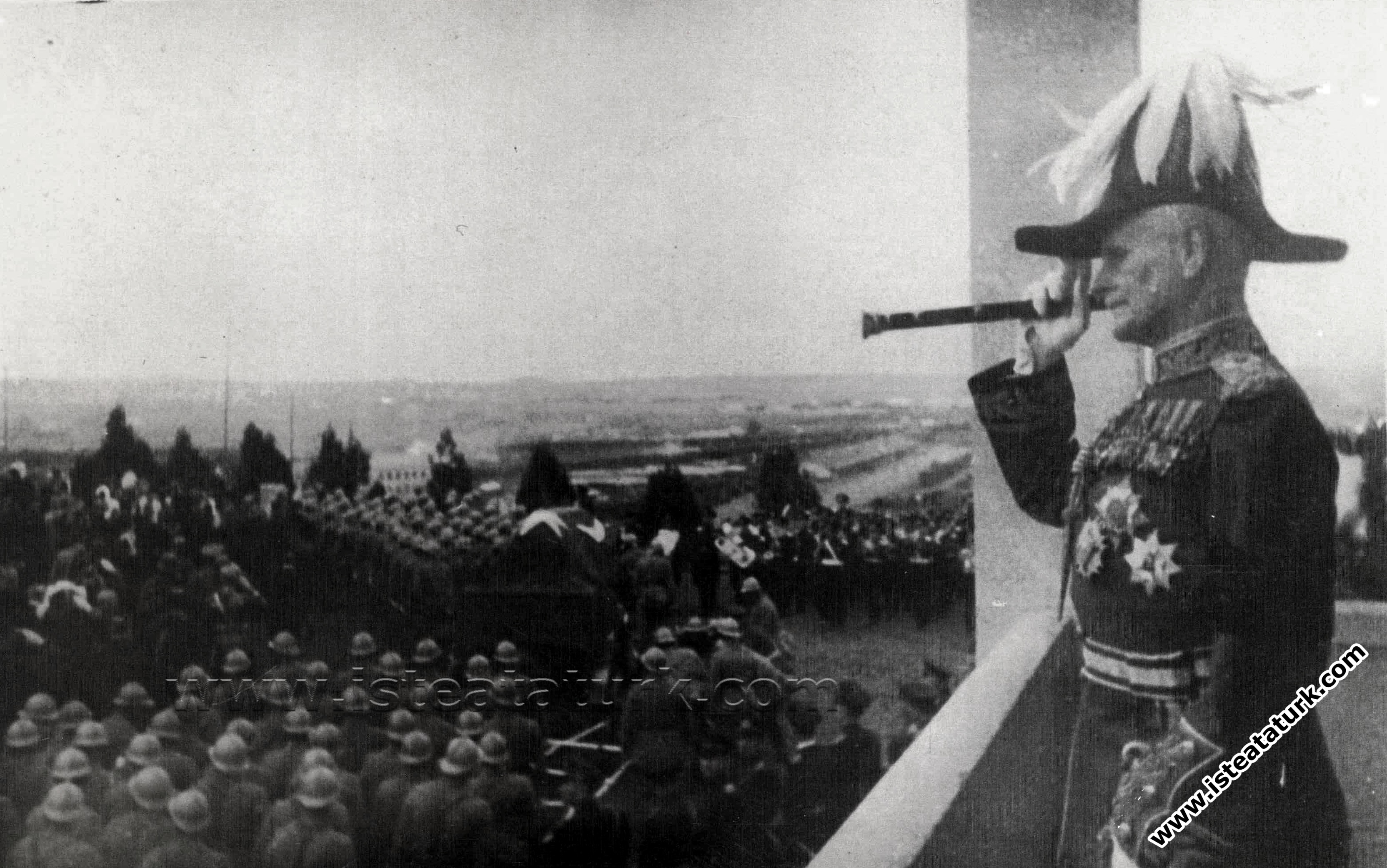 Cenaze Törenini izlemeye gelen Mareşal Lord Birdwood Halkevi balkonunda, Ankara. (21 Kasım 1938)