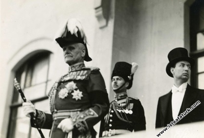 Cenaze Törenini izlemeye gelen Mareşal Lord Birdwood Halkevi balkonunda, Ankara. (21 Kasım 1938)