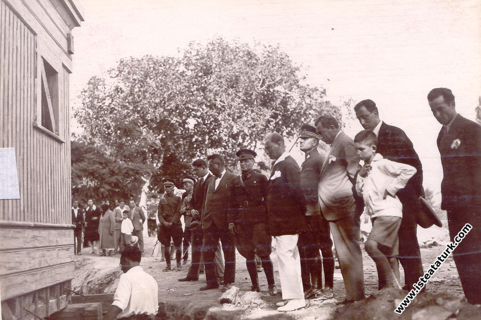 Yalova'da Millet Çiftliği’nde raylı evin inşaatında. (24 Temmuz 1930)