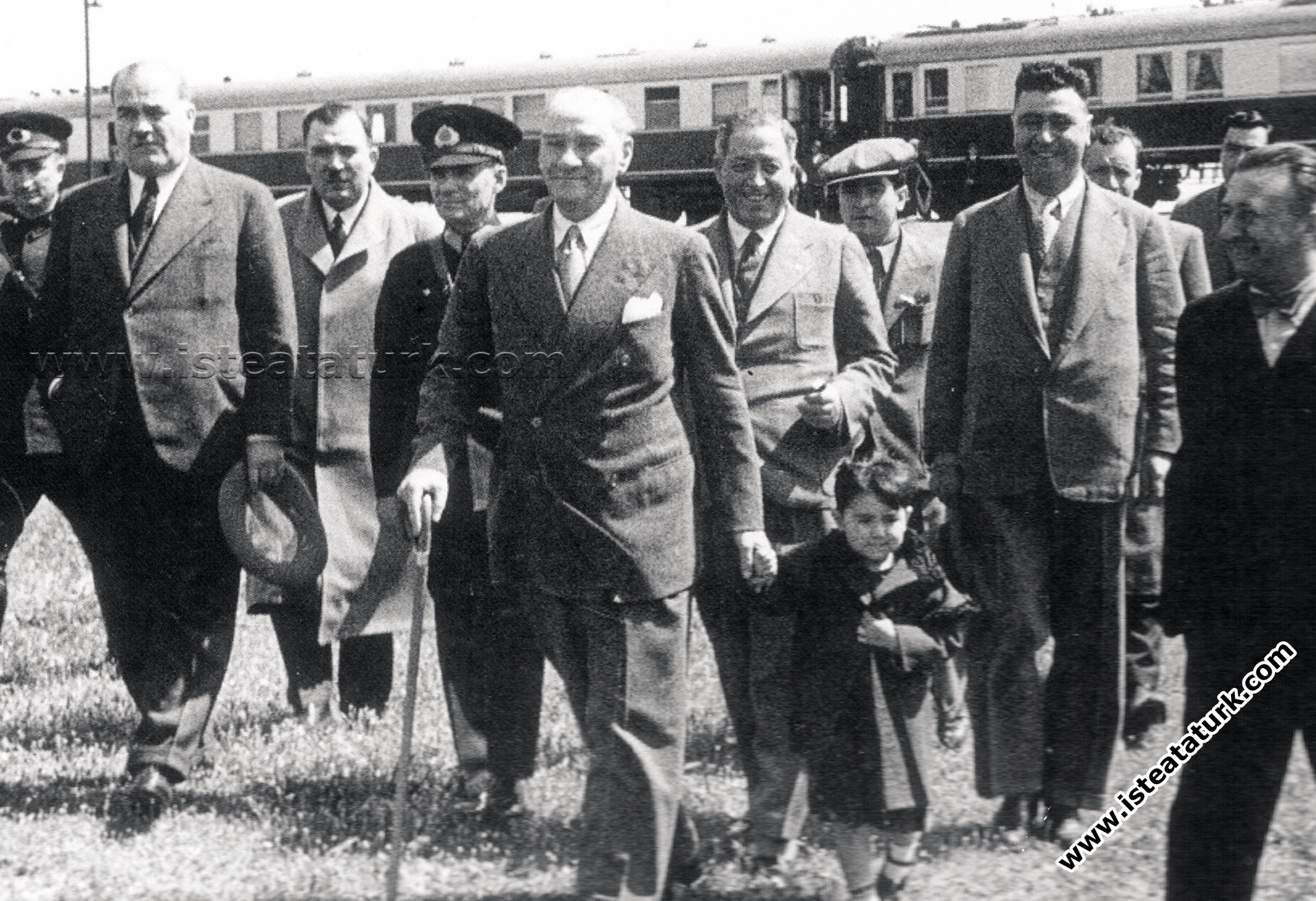 Fener yolunda, Atatürk ile birlikte, İstanbul. (17 Mayıs 1936)