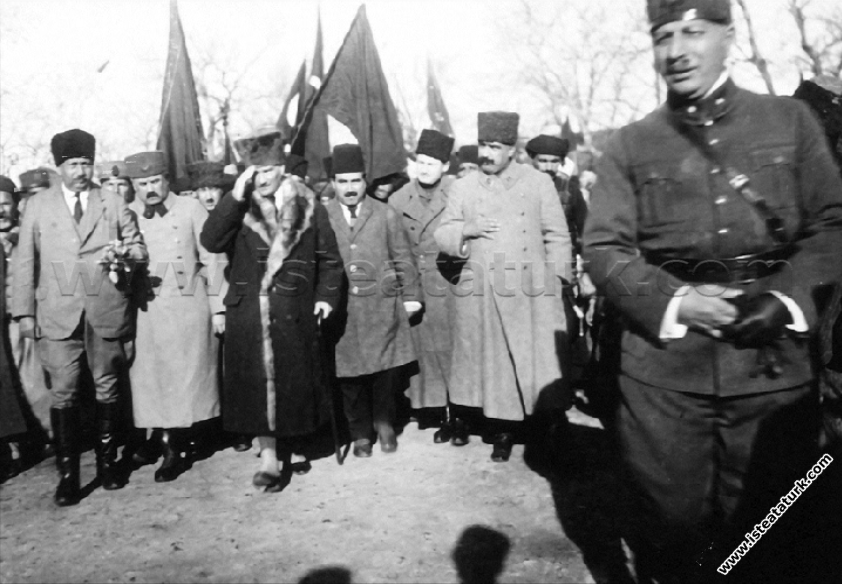 Başkomutan Mustafa Kemal, Manisa'da Genel Kurmay B...