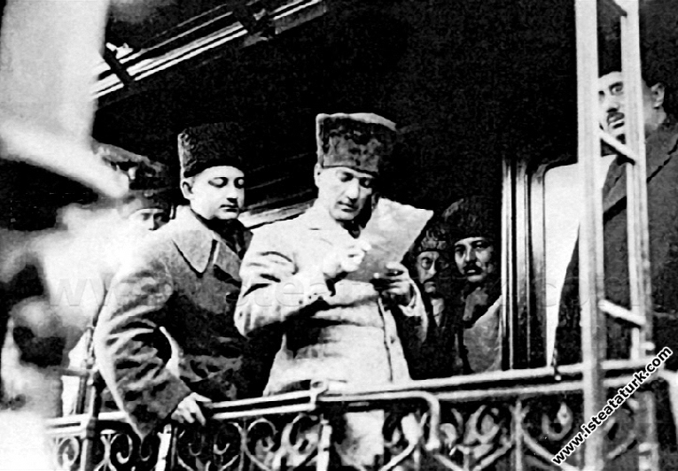 Başkomutan Mustafa Kemal Paşa, annesi Zübeyde Hanı...