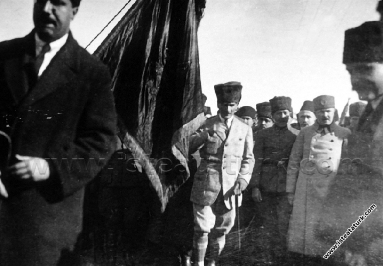 Başkomutan Mustafa Kemal, annesi Zübeyde Hanım’ın ...