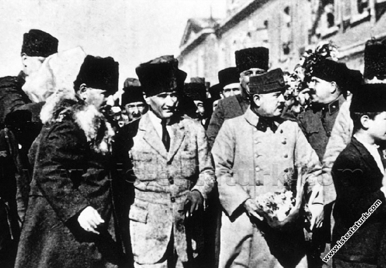 Commander-in-Chief Mustafa Kemal is leaving İzmir Karşıyaka Station, where he came to visit the grave of his mother, Zübeyde Hanım. (27.01.1923)