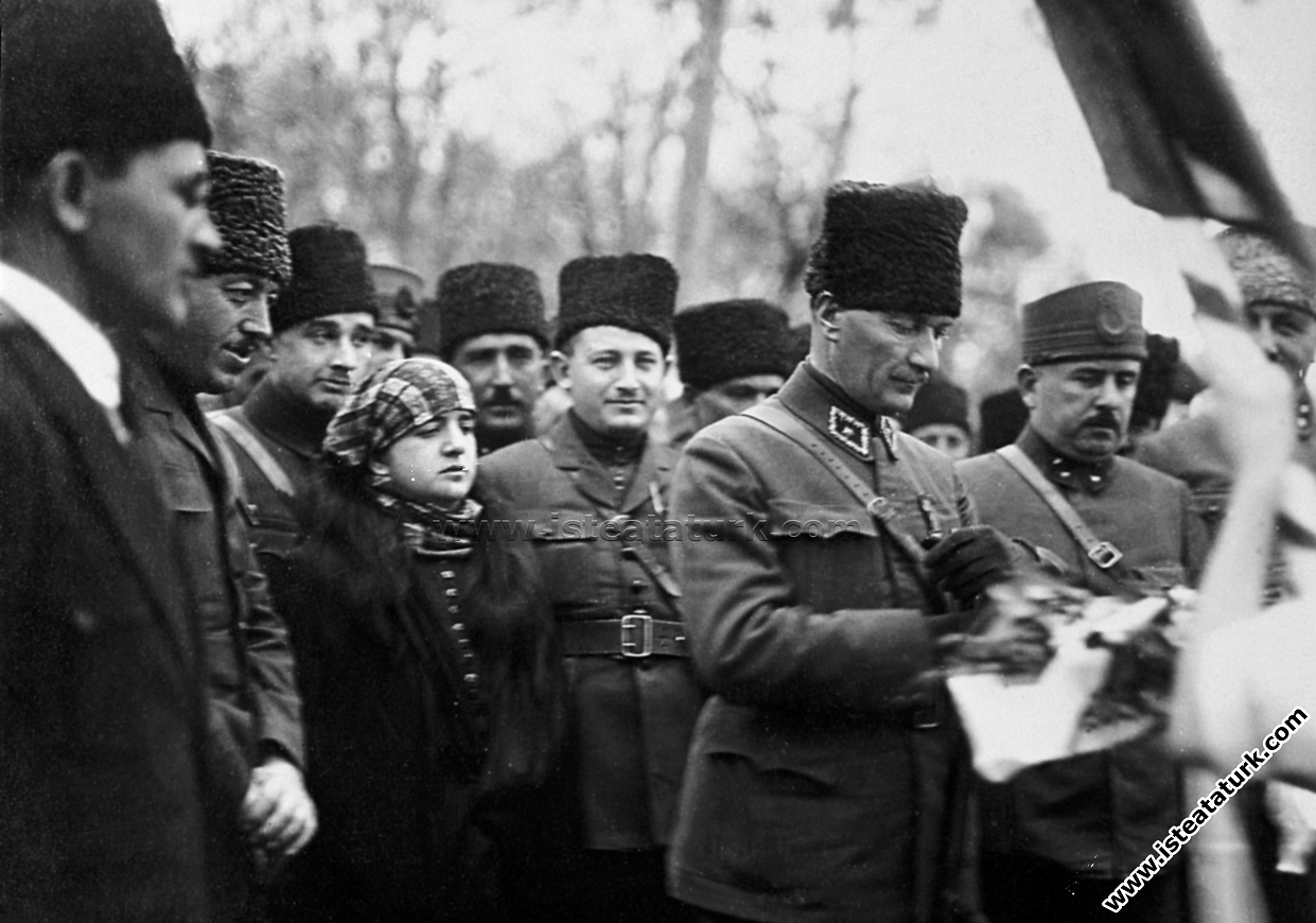 Başkomutan Mustafa Kemal Paşa, Akhisar'da Latife H...