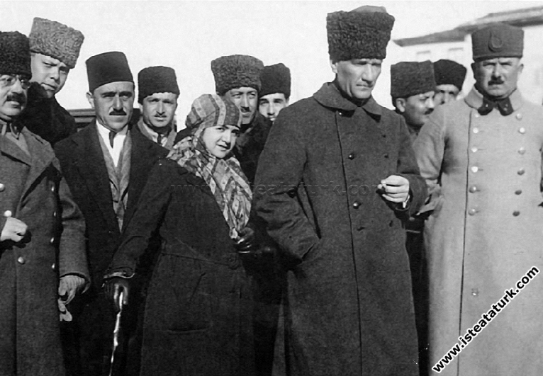 Commander-in-Chief Mustafa Kemal Pasha is in Edremit. Next to him are his wife Latife Hanım and Kazım Karabekir Pasha. (09.02.1923)