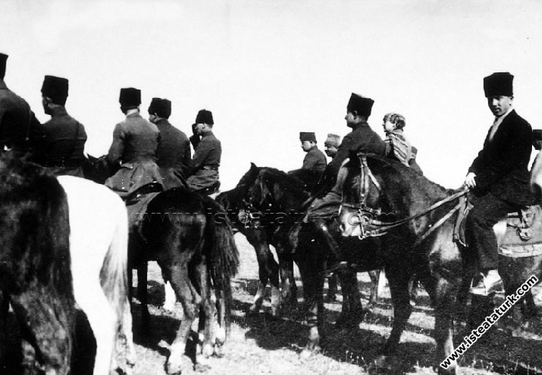 Başkomutan Mustafa Kemal Paşa, Akhisar Çiftlik İst...