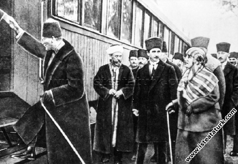 Gazi Mustafa Kemal Paşa, Eskişehir'de. (19.02.1923...