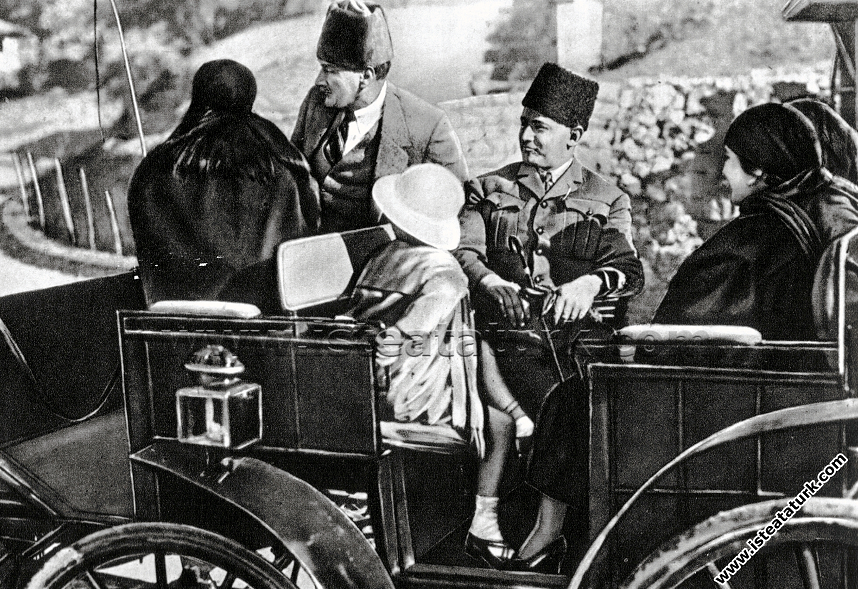 Gazi Mustafa Kemal Paşa Çankaya'da, bir gezintiye ...
