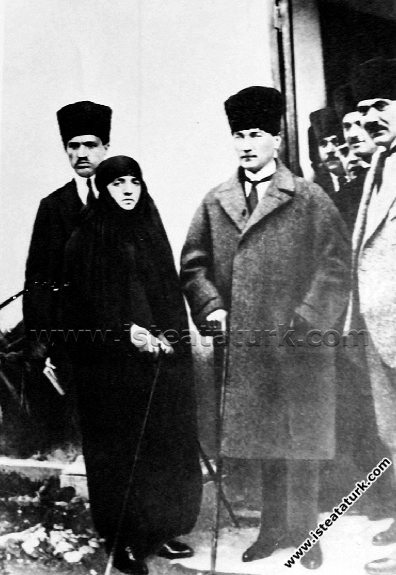 Mustafa Kemal Paşa eşi Latife Hanım'la Adana'da. (...