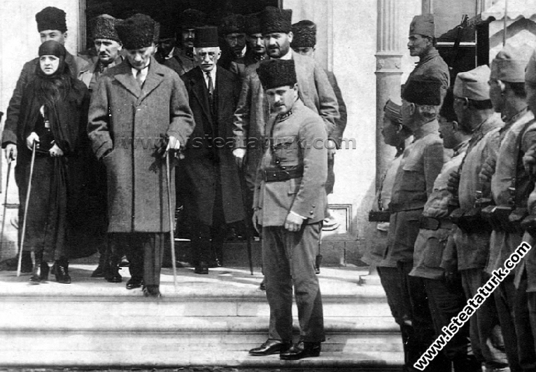 Gazi Mustafa Kemal Paşa, Adana gezisinde eşi Latif...