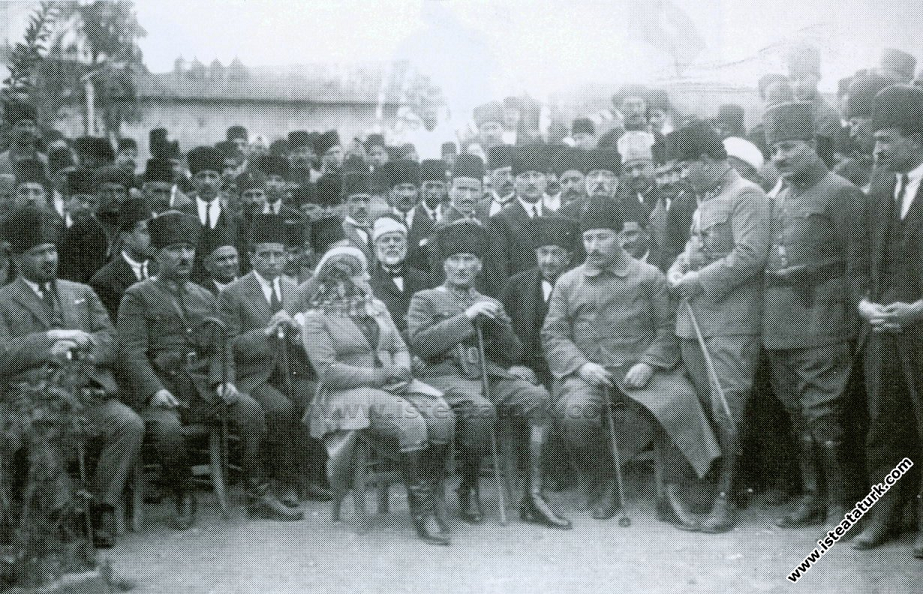 With his wife in Mersin National Garden.  (March 17, 1923)