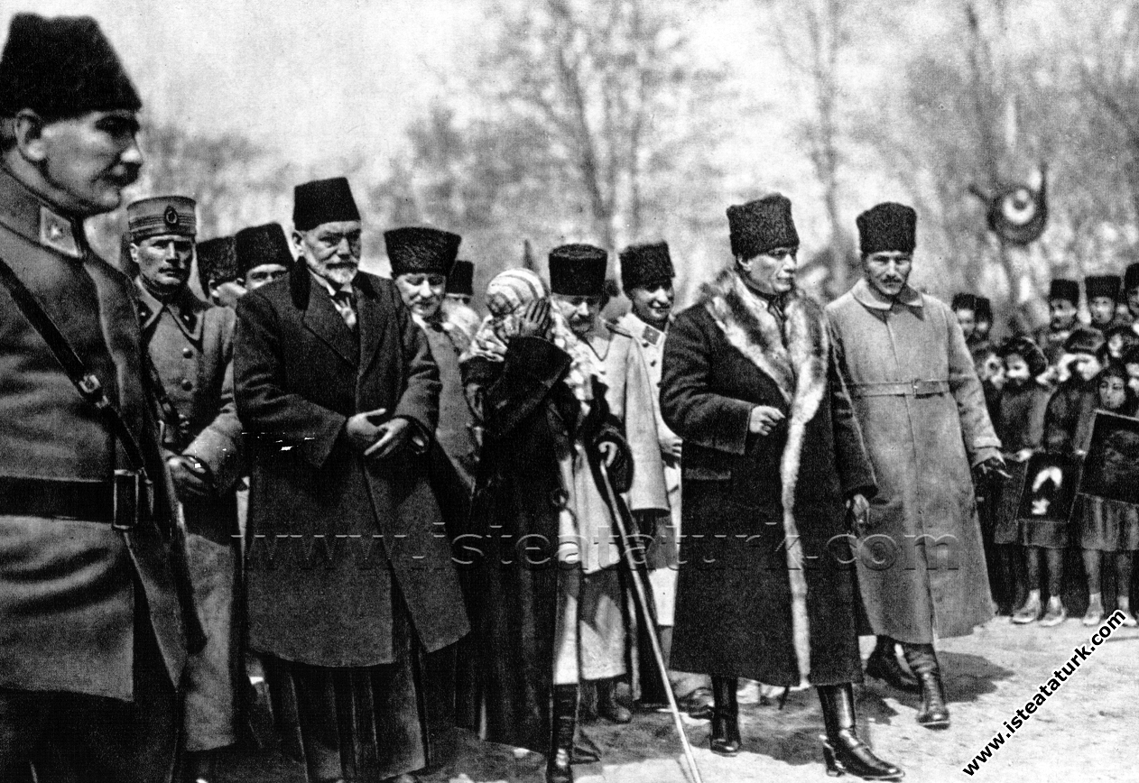 Gazi Mustafa Kemal Paşa, ve eşi Latife Hanım Konya...