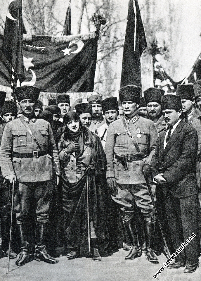 Gazi Mustafa Kemal Paşa yanında Eşi Latife Hanım'l...