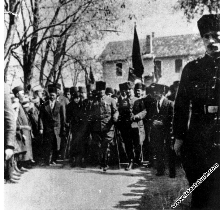 Gazi Mustafa Kemal Paşa'nın Kütahya'ya, Latife Hanım'la birlikte girişi. (24.03.1923) 