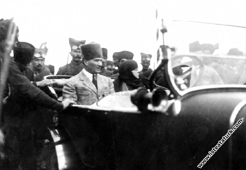 Cumhurbaşkanı Gazi Mustafa Kemal, Dumlupınar'da Me...