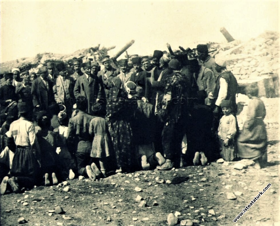 Among the citizens in Erzurum Hasankale (Pasinler). (02.10.1924)