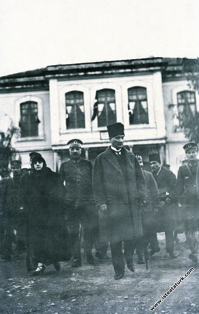 Mustafa Kemal Paşa, Latife Hanım ile birlikte Kays...