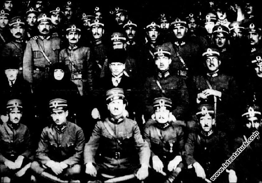  Mustafa Kemal Paşa, Kayseri’de Ordu mensuplarıyla...