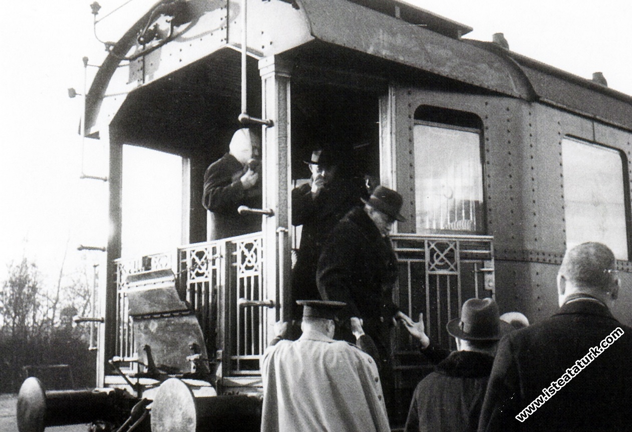 Atatürk İstanbul Haydarpaşa Garı'na inerken. (22 Ocak 1935)