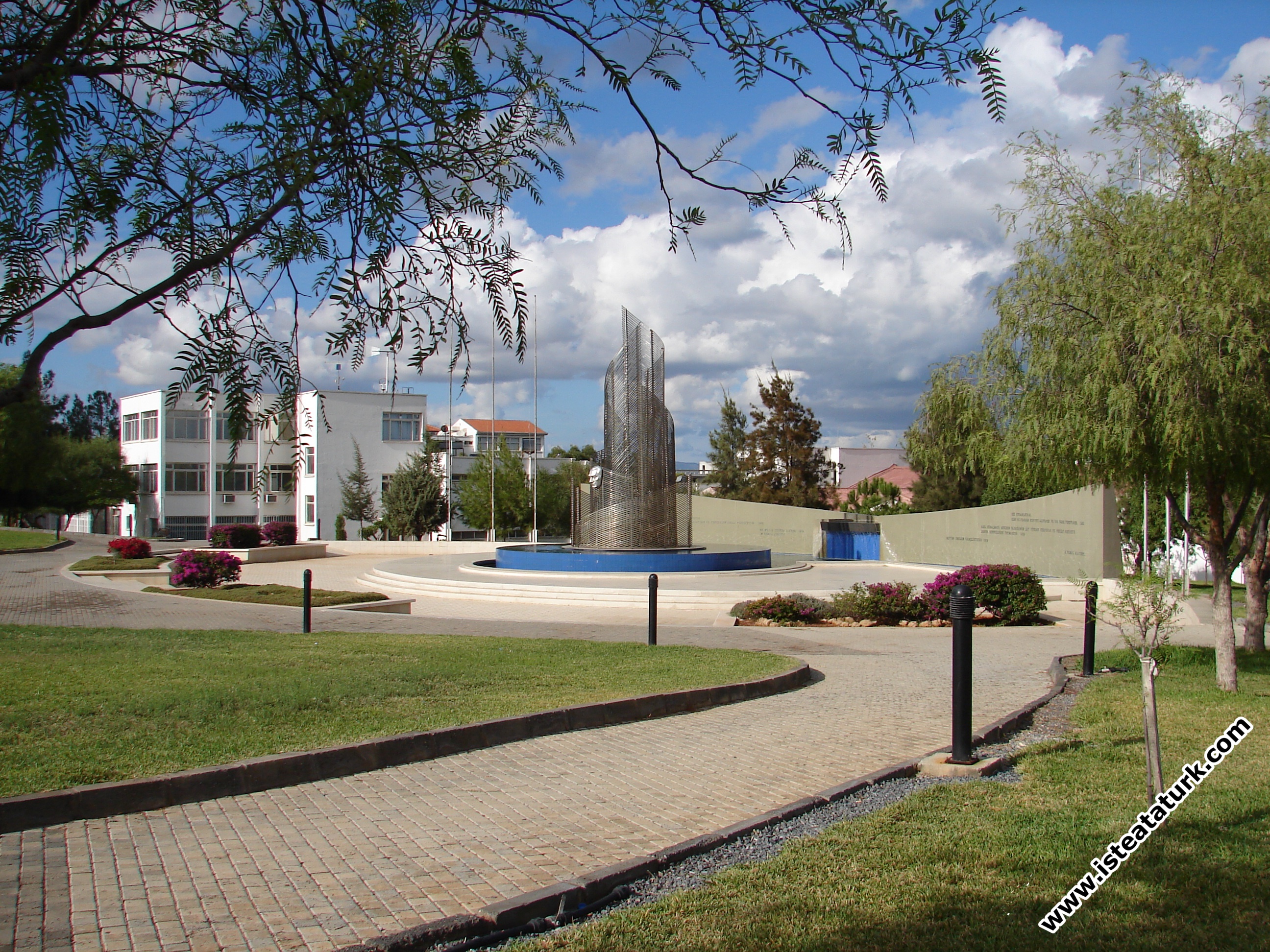 Kıbrıs Doğu Akdeniz Üniversitesi Atatürk Anıtı