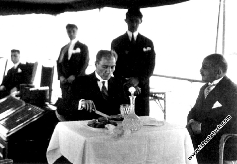 İstanbul'a gelişinde, Ertuğrul Yatı’nda öğle yemeği sırasında.(1 Temmuz 1927)