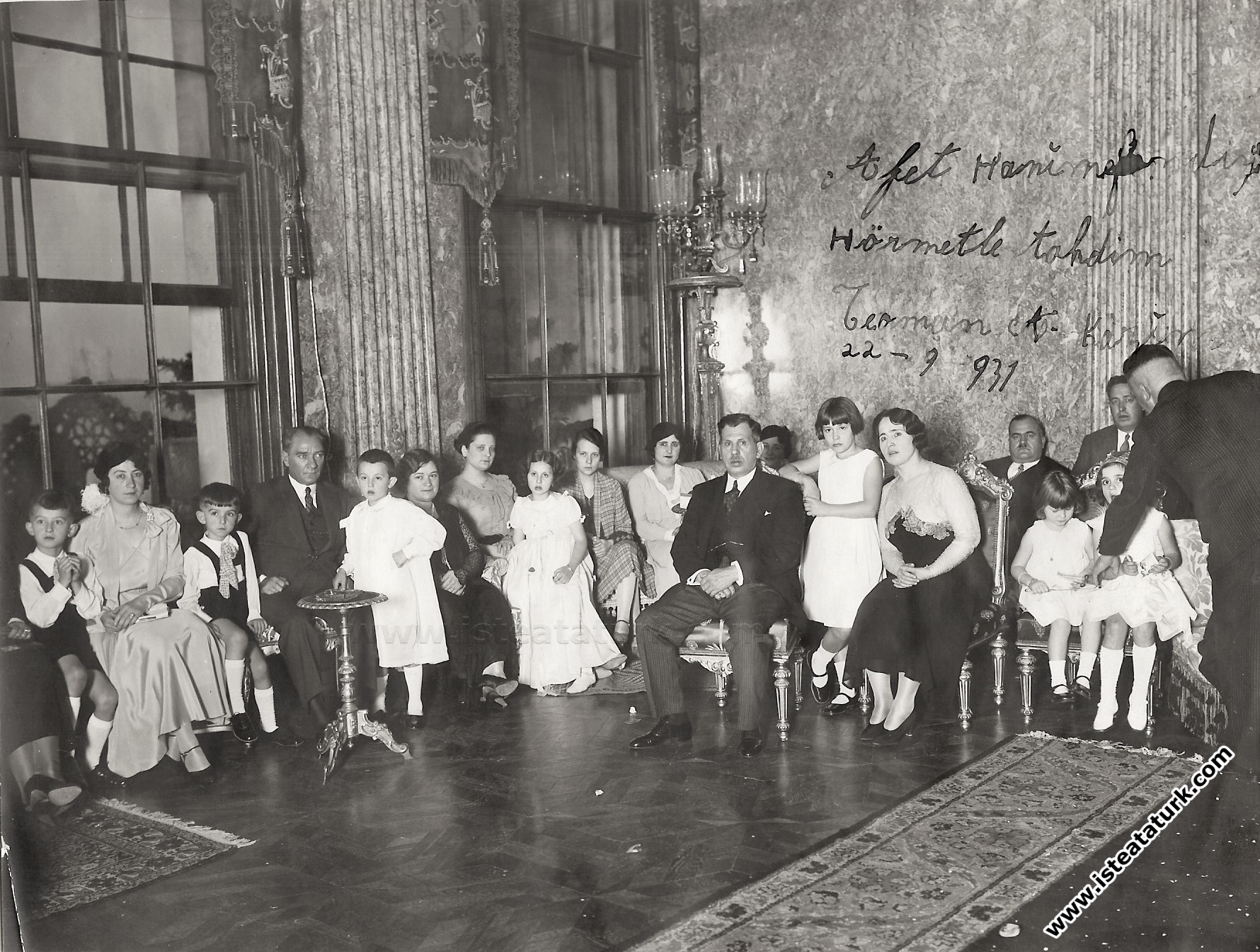 Mustafa Kemal Atatürk TBMM Başkanı Kazım Özalp'in oğlu Teoman'ın sünnet düğününde. (21.09.1931)