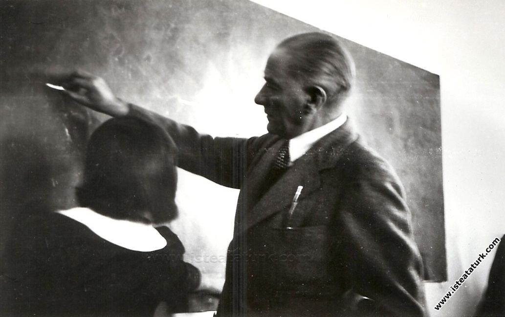 Atatürk Sivas Lisesi'nde geometri dersinde. (13.11.1937)
