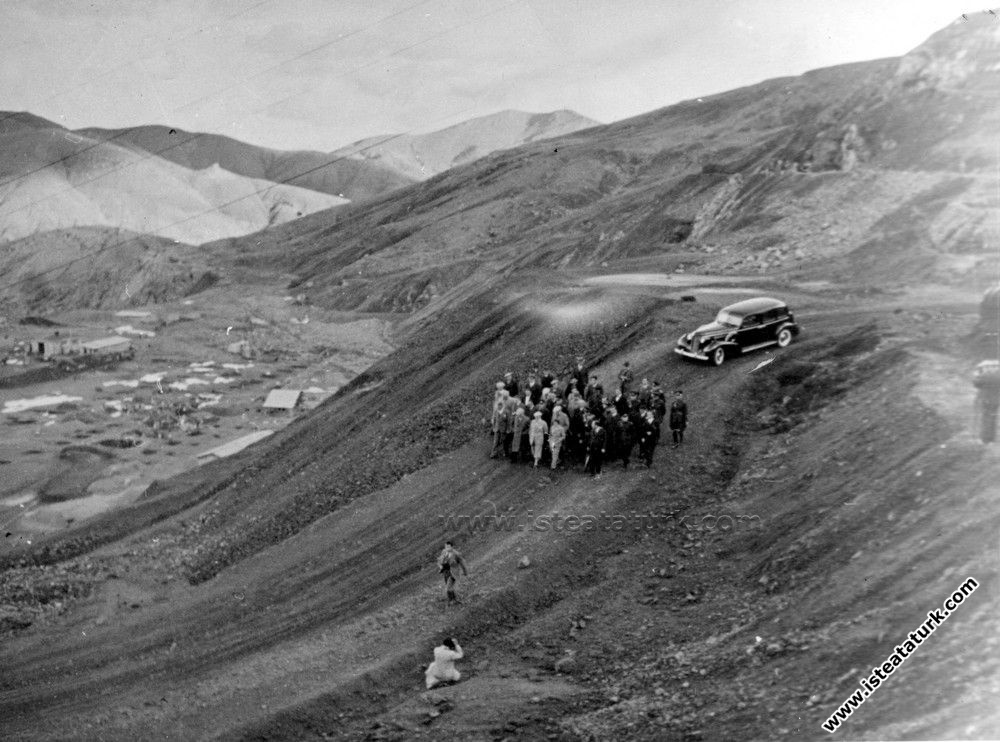 Atatürk Ergani Bakır Madeni İşletmesi'nde denetimlerde bulunuyor. (15.11.1937)