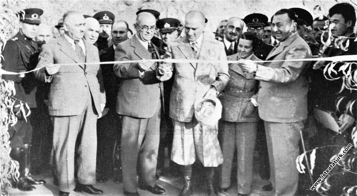 Atatürk Tunceli Pertek'te Singeç Köprüsü'nün açılışında. (17.11.1937)