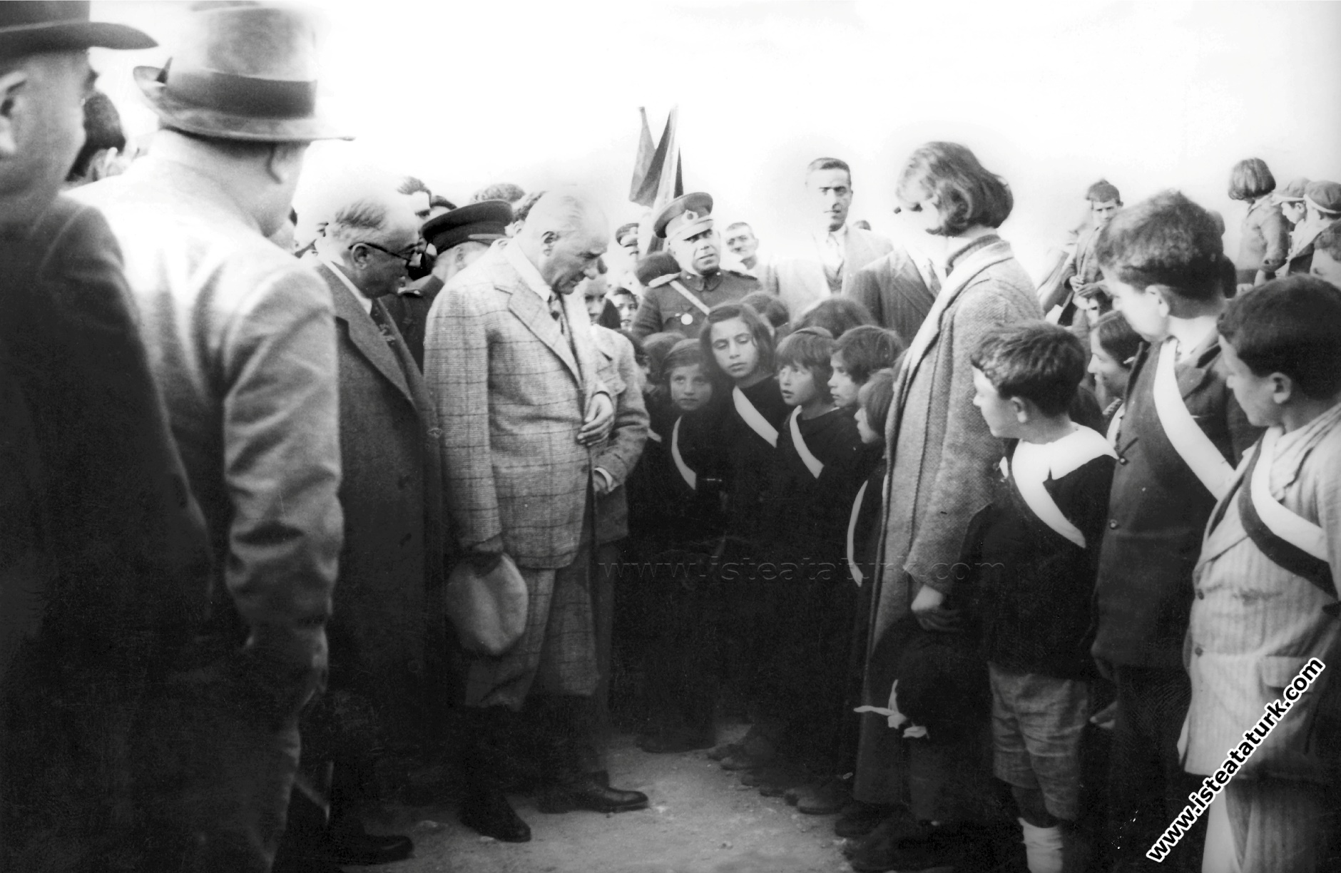 Atatürk Tunceli Pertek'te öğrencilerle konuşurken... (17.11.1937)