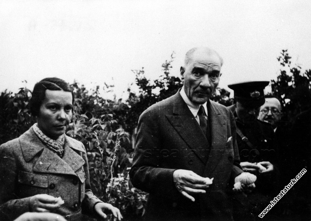 Atatürk'ün Mersin'de manevi kızı Sabiha Gökçen'le birlikte narenciye bahçesinde portakal yerken çekilen bir fotoğrafı. (19.11.1937)