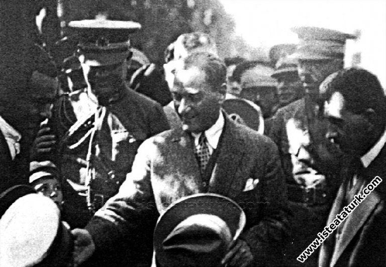 Şapka İnkılabı'ndan sonra İzmir'de. (11.10.1925)...