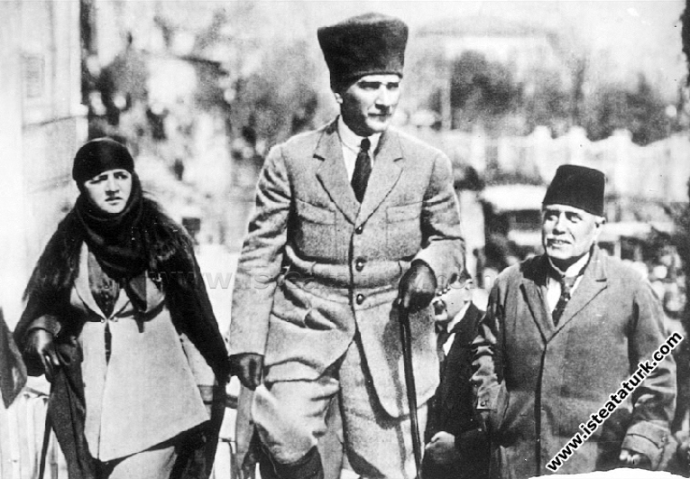 Mustafa Kemal Paşa Adana Seyahatinde eşi Latife Ha...
