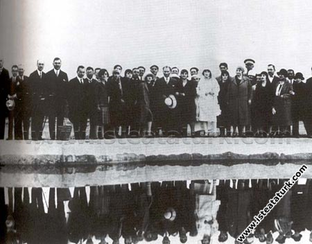 Gazi Orman Çiftliği’nin açılış törenine katılanlar...