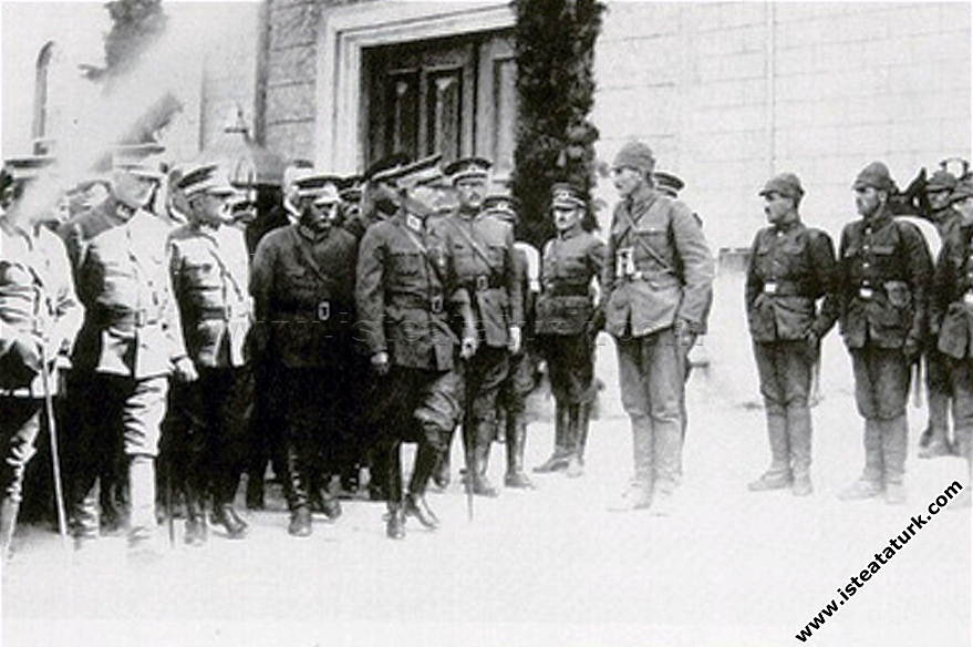 Mustafa Kemal Paşa Kastamonu kışlası önünde tören ...