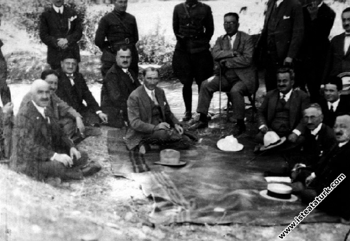 Mustafa Kemal Paşa Kastamonu'dan Ankara'ya dönerke...