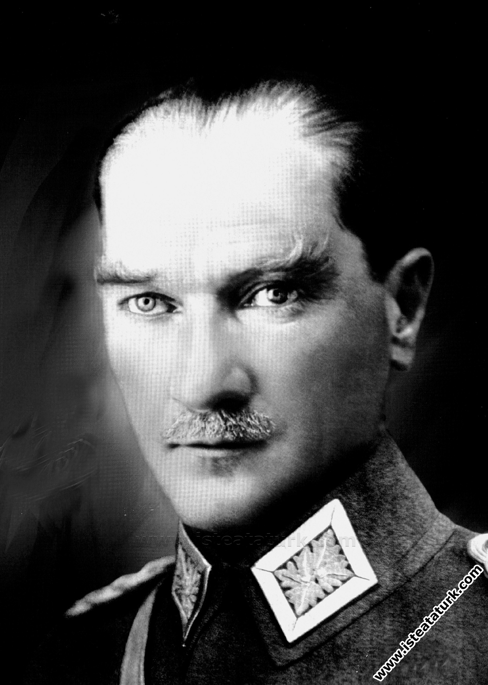 Mustafa Kemal Paşa Mareşal üniformasıyla Ankara. (...