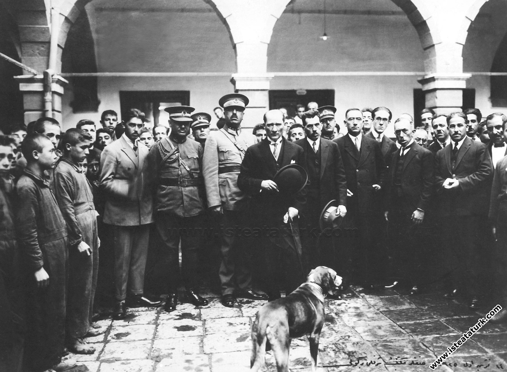 Mustafa Kemal Atatürk İzmir Sanatlar Mektebi'nde. ...