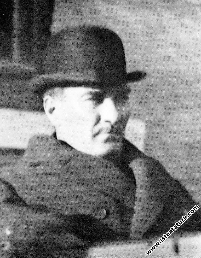 Mustafa Kemal Atatürk'ün Meclisten ayrılışı. (09.1...